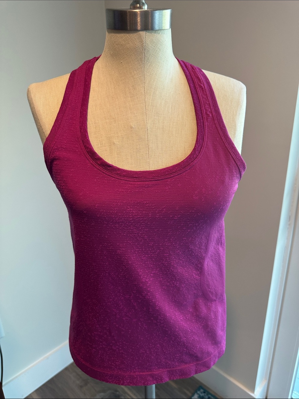 LULULEMON ATHLETICA Textured Racerback Tank Top Magenta SIZE 8 EUC LIKE NEW